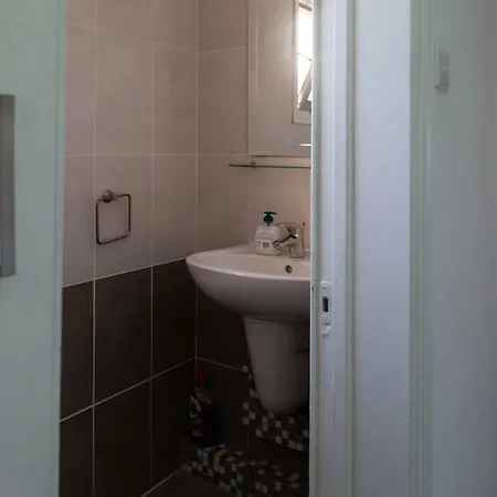 Sunny Three-bedroom Spacious Flat *