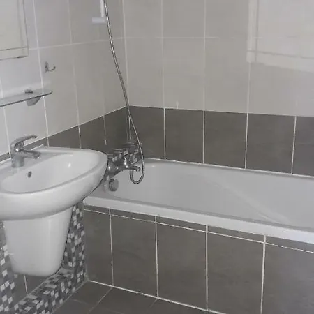 Sunny Three-bedroom Spacious Flat ラルナカ