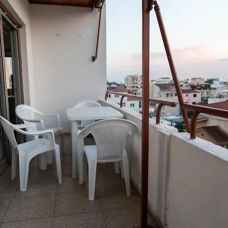 Sunny Three-bedroom Spacious Flat شقة *