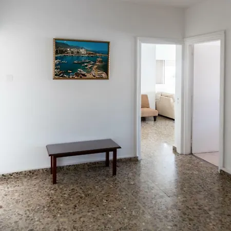 Sunny Three-bedroom Spacious Flat Apartment