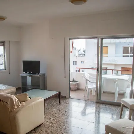 Sunny Three-bedroom Spacious Flat Apartment Larnaca