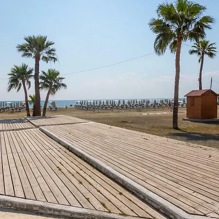 Sunny Three-bedroom Spacious Flat Larnaca